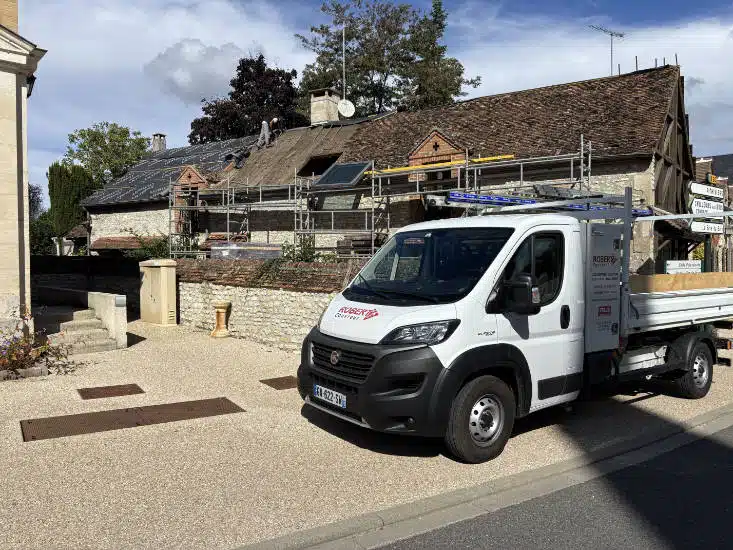 Camion Robert Couvreur devant la longère en cours de rénovation à Dadonville, échafaudage en toiture