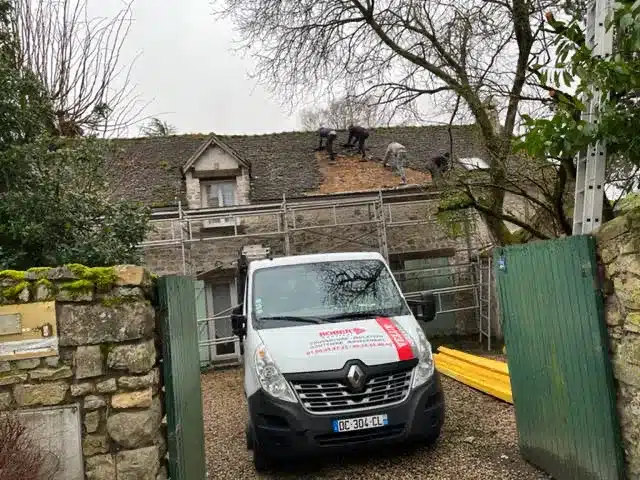 Dépose de la couverture d’une longère en pierre pendant le chantier de rénovation de toiture